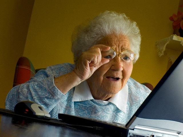 abuelita usando el internet